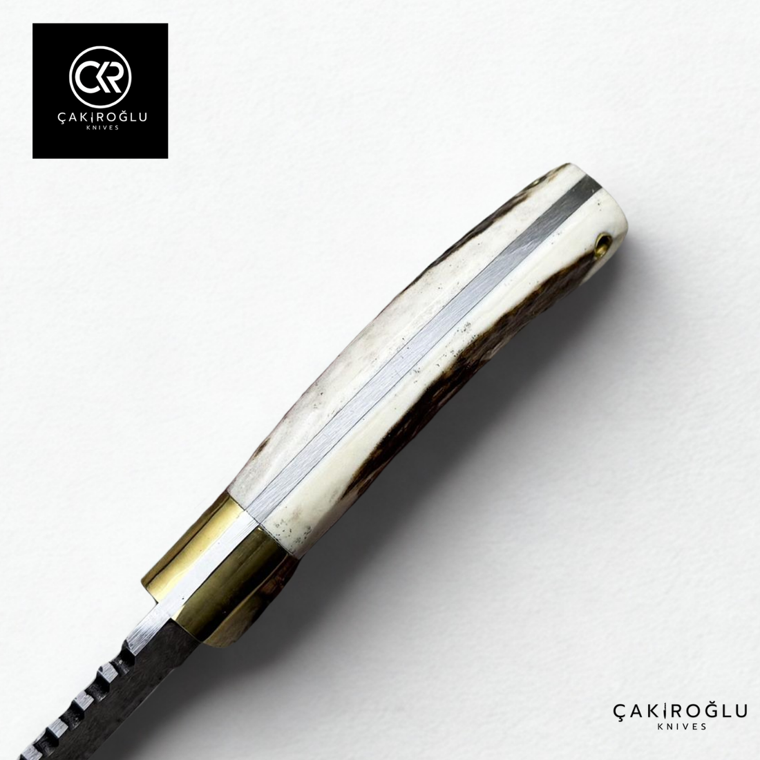 Damascus Elegance Handcrafted Knife – Deer Antler & Brass Apron