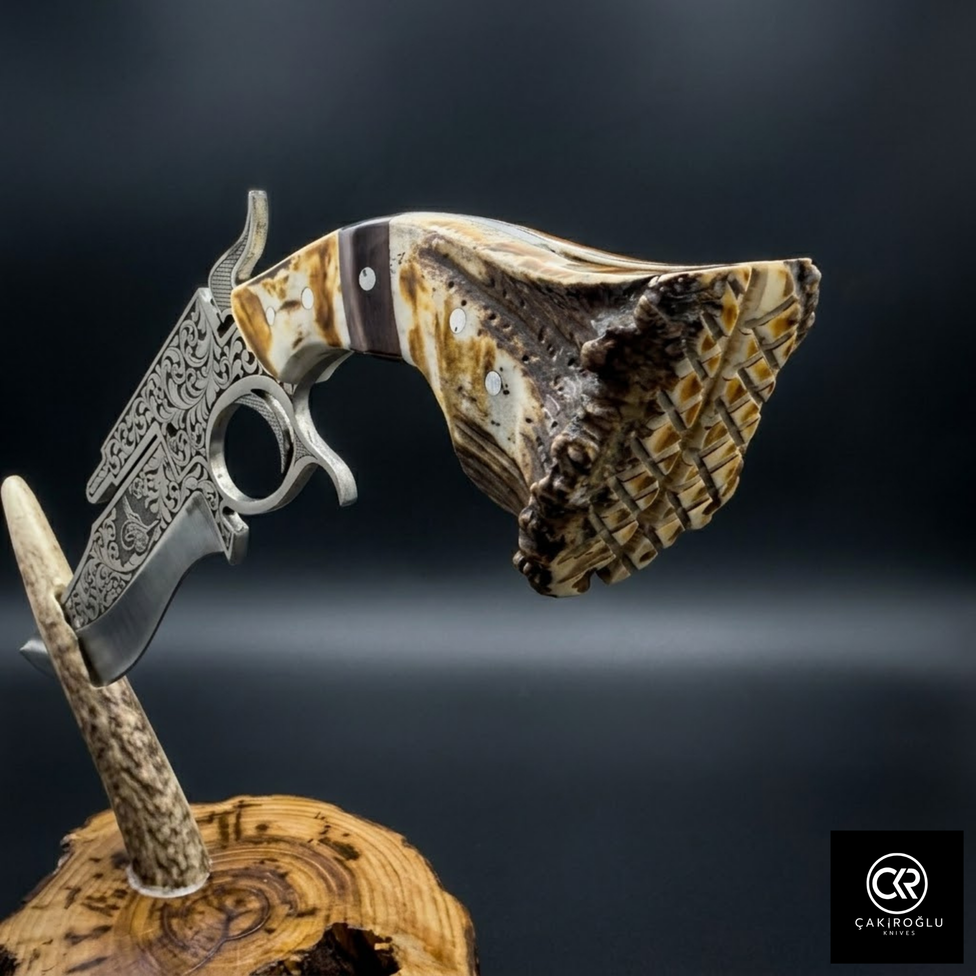 Custom N690 Collector Knife with Stand, Engraved Steel, Deer Antler Handle, Cowboy Gun Design