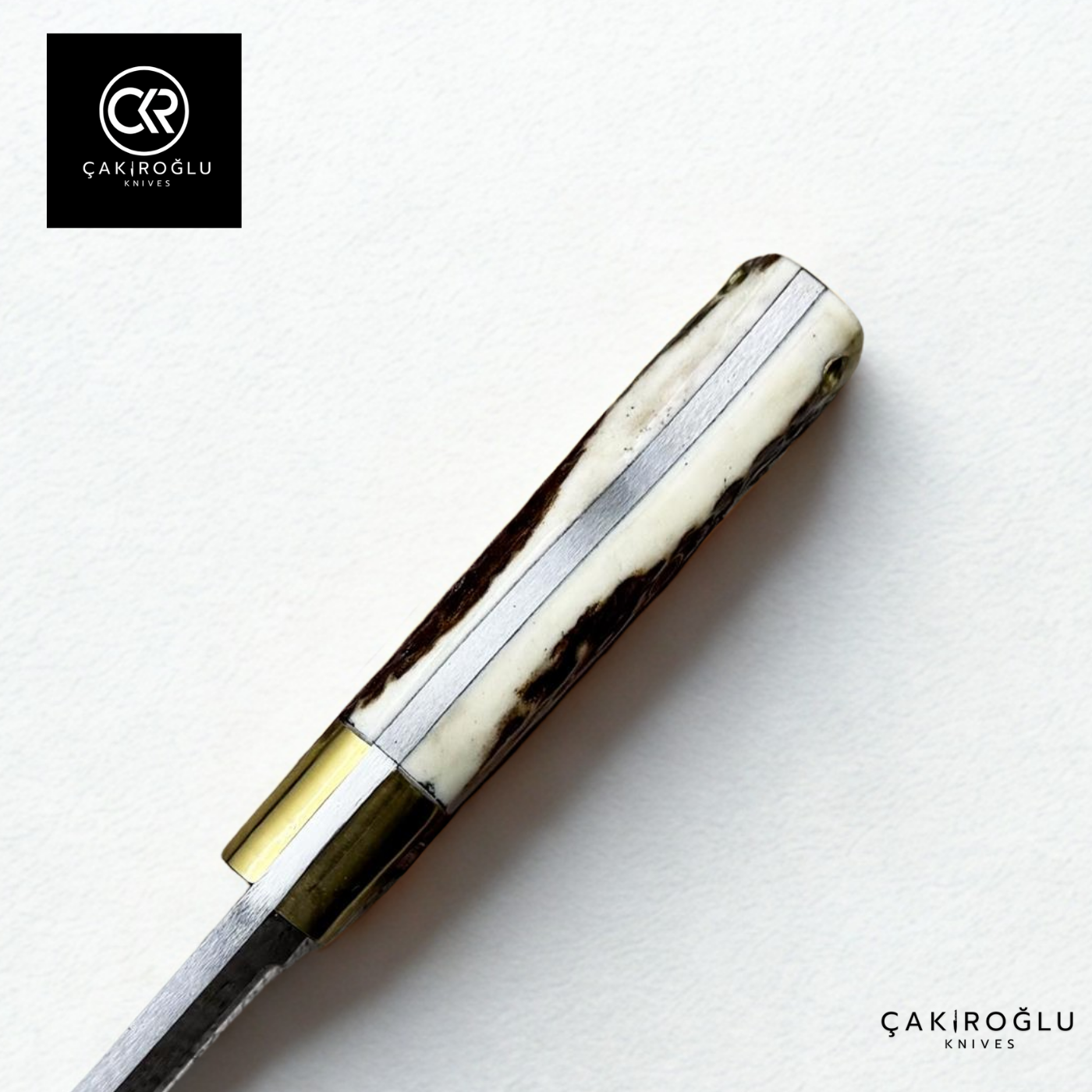 Damascus Elegance Handcrafted Knife – Deer Antler & Brass Apron